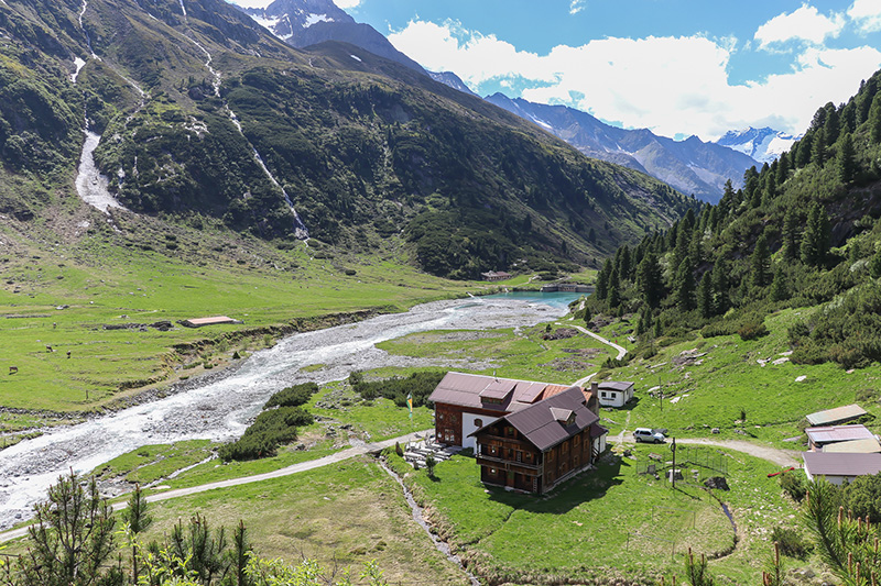 Familienwanderung zur Alpenrosenhütte